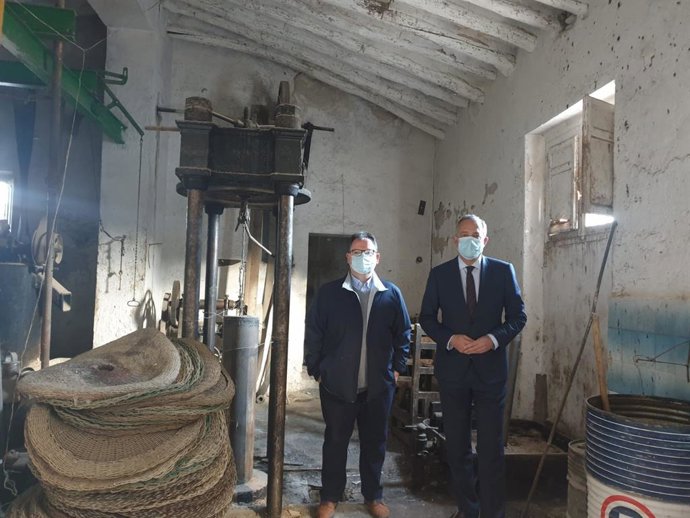 El delegado territorial de Turismo visita junto al alcalde de Suflí la almazara del futuro centro de interpretación del aceite de la localidad.