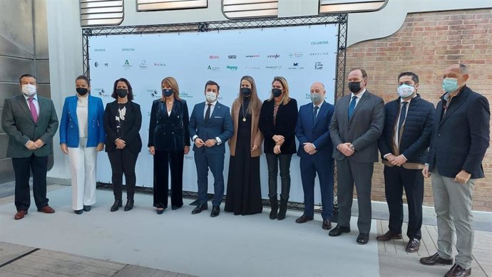 Autoridades en la inauguración del Foro Innovación y Conocimiento de Turismo Industrial en Huelva.