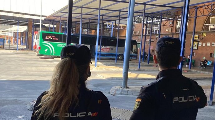 Dos agentes de la Policía Nacional en la estación de autobuses de Málaga