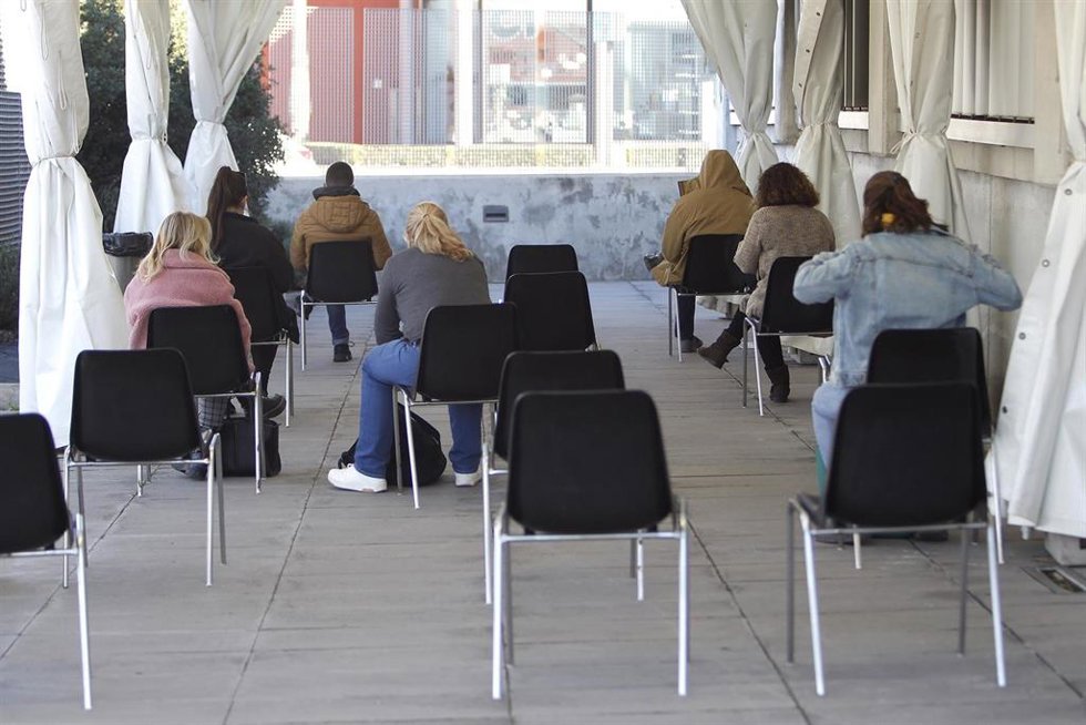 Varias personas esperan para vacunarse, en una imagen de archivo.