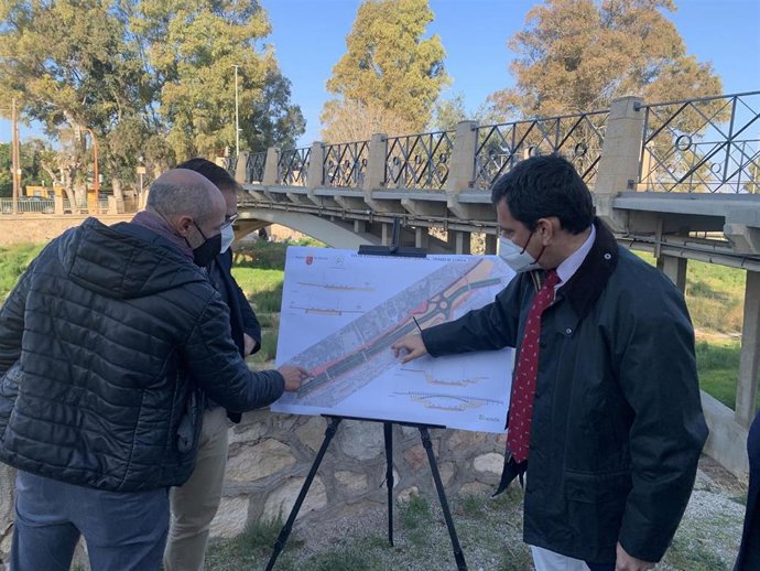 El consejero de Fomento e Infraestructuras, José Ramón Díez de Revenga, y el alcalde de Lorca, Diego José Mateos, durante la presentación de las obras del tramo 3 de la Ronda de Lorca es