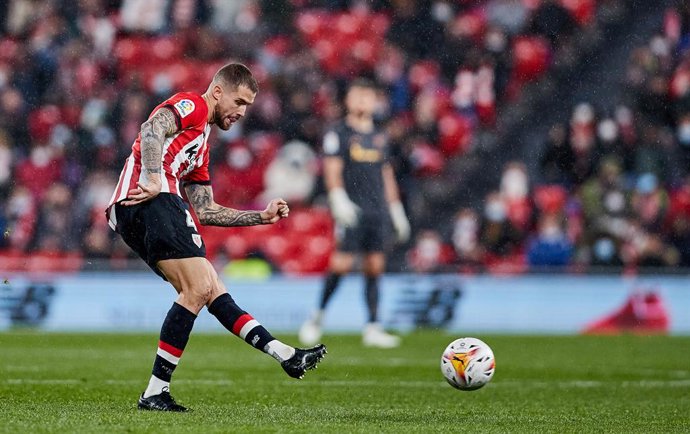 Archivo - Inigo Martinez of Athletic Club in action during the Spanish league, La Liga Santander, football match played between Athletic Club and Granada CF at San Mames stadium on November 26, 2021 in Bilbao, Spain.