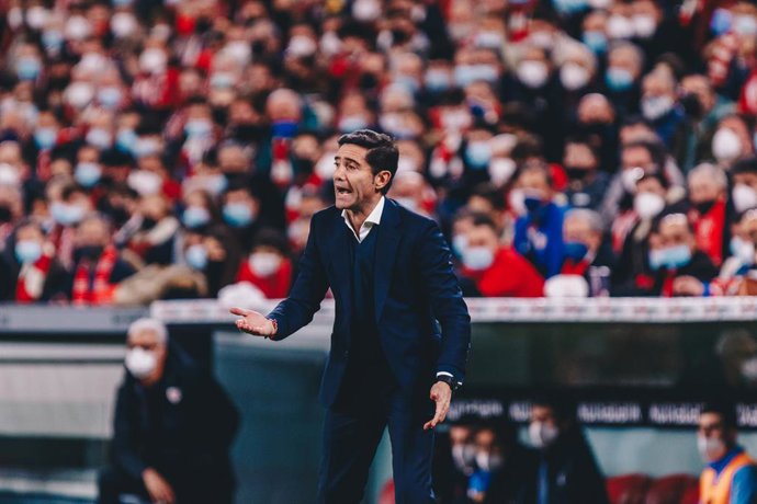 23 December 2021, Spain, Bilbao: Athletic Club head coach Marcelino Garcia Toral gesticulates to his players during the Spanish La Liga soccer match between Athletic Club and Real Madrid at San Mames Stadium. Photo: Edu Del Fresno/ZUMA Press Wire/dpa
