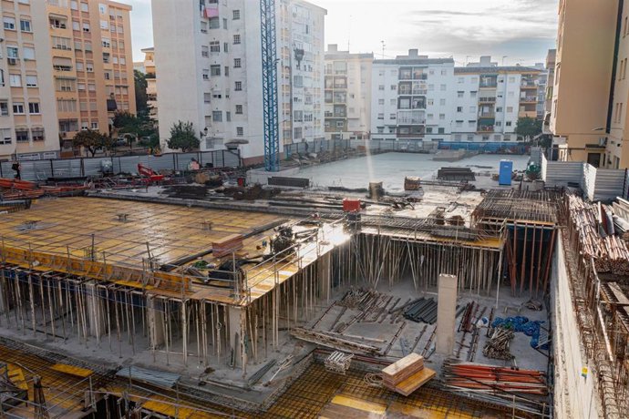 Obras del nuevo aparcamiento en el centro de Estepona con el precio de un euro al día para el usuario