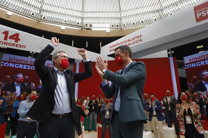Archivo - El secretario general del PSOE y presidente del Gobierno, Pedro Sánchez y el secretario general del PSOE-A, Juan Espadas, en el segundo día del XIV congreso Regional del PSOE-A a 07 de noviembre 2021 en Torremolinos (Málaga, Andalucía) (Foto d