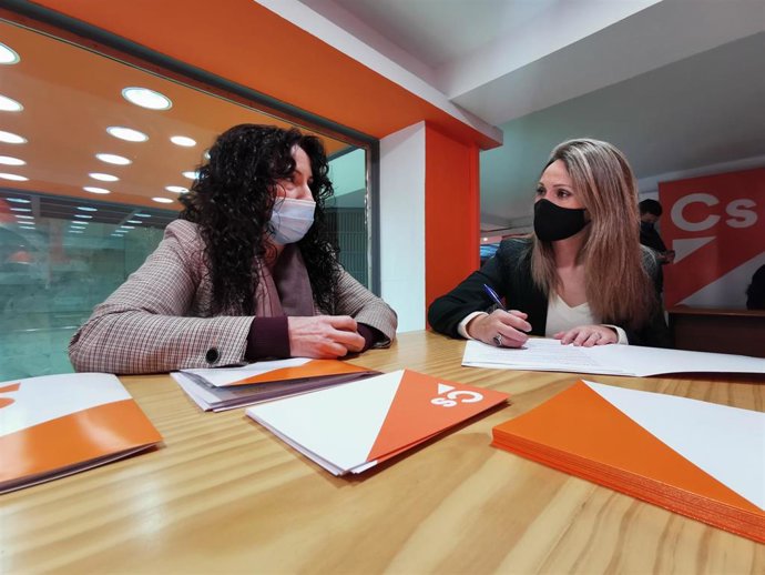 Archivo - La coordinadora de Cs en Huelva y diputada provincial, María Ponce, con la consejera de Igualdad, Políticas Sociales y Conciliación, Rocío Ruiz.