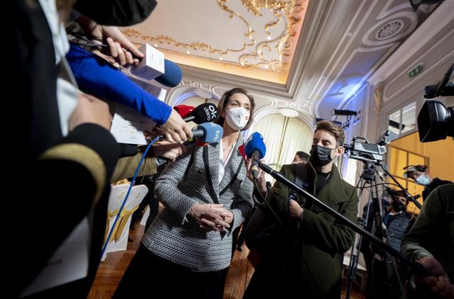 La ministra de Industria, Comercio y Turismo, Reyes Maroto, responde a los medios en la XII edición de Spain Investors Day (SID), en el Hotel Ritz, a 12 de enero de 2022, en Madrid, (España). 