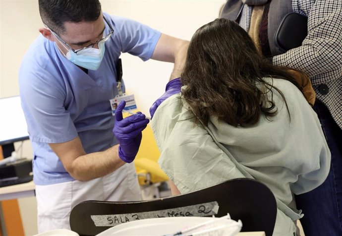 Un trabajador sanitario inyecta la vacuna contra el Covid-19 a un menor, en el Hospital Infanta Sofía, a 30 de diciembre de 2021, en San Sebastián de los Reyes, Madrid.