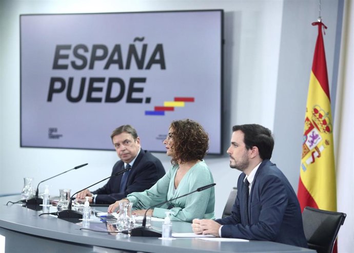 Archivo - La ministra portavoz y de Hacienda, María Jesús Montero, el ministro de Consumo, Alberto Garzón, y el ministro de Agricultura, Pesca y Alimentación, Luis Planas, comparecen en rueda de prensa posterior al Consejo de Ministros en Moncloa