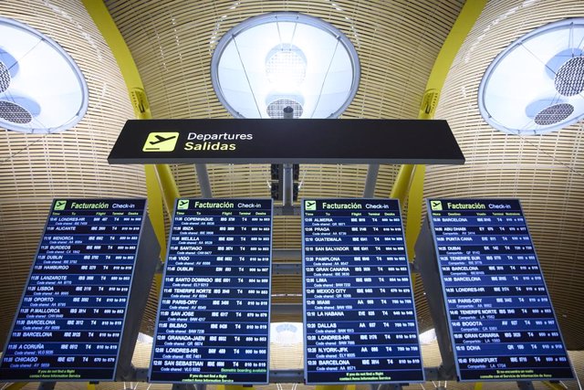 Varios paneles de salidas en el aeropuerto Adolfo Suárez, Madrid-Barajas, a 5 de enero de 2022, en Madrid (España). 