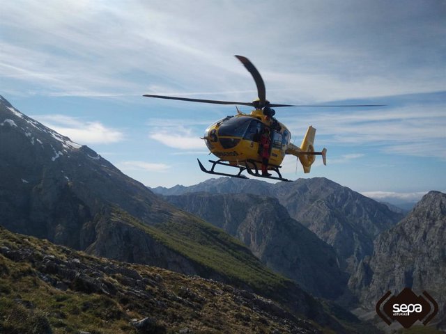 Archivo - Helicóptero de 112-Asturias