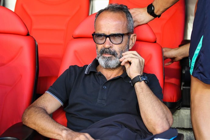 Archivo - Alvaro Cervera, head coach of Cadiz CF, looks on during La Liga football match played between Rayo Vallecano and Cadiz CF at Vallecas stadium on September 26, 2021, in Madrid, Spain.