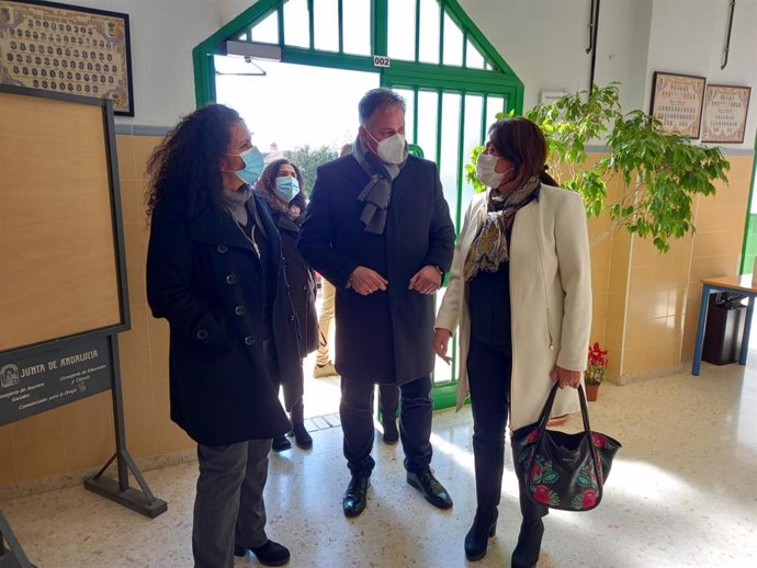 Visita de la delegada de Educación, Estela Villalba, a Paterna del Campo.