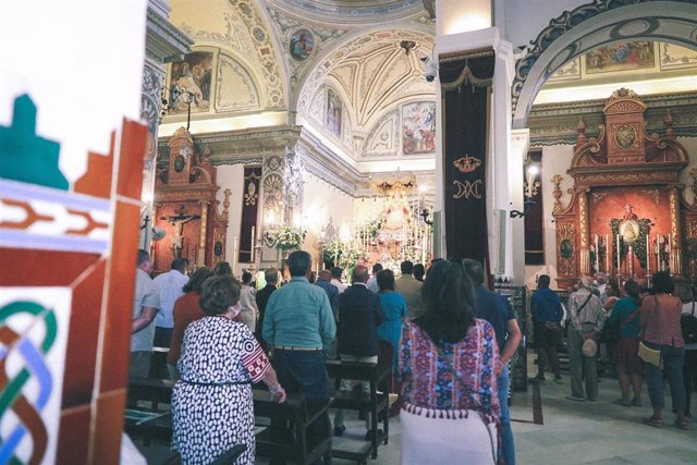 Peregrinación ante la Virgen del Rocío en Almonte (Huelva).