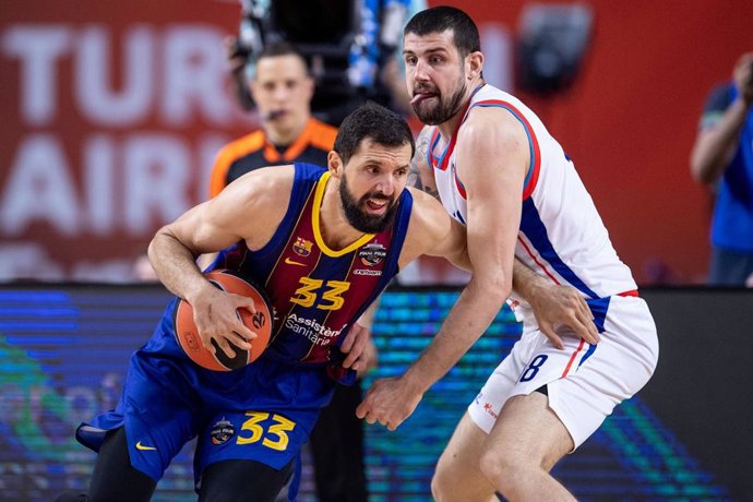 Archivo - Acción del partido entre Nikola Mirotic (FC Barcelona) y Adrien Moerman (Anadolu Efes Istanbul) en la final de la 'Final Four' de la Euroliga 2021