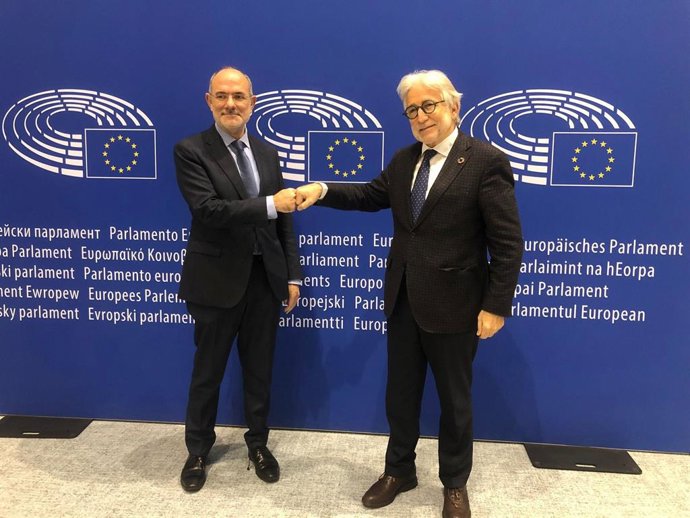 El portaveu i director general de Comunicació del Parlament Europeu, Jaume Duch, i el president de Foment del Treball, Josep Sánchez Llibre