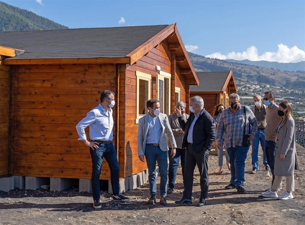 El presidente del Cabildo de La Palma, Mariano Hernández, y el consejero de Vivienda, Sebastián Franquis, en una visita a las casas de madera de Los Llanos de Aridane