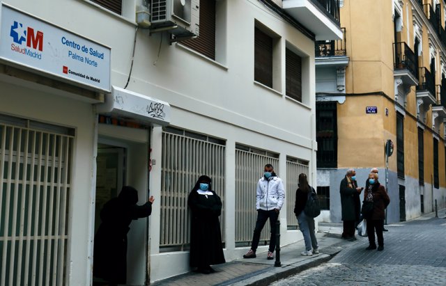 Varias personas en la puerta del Centro de Salud Palma Norte para realizarse un test de Covid-19, a 21 de diciembre de 2021, en Madrid