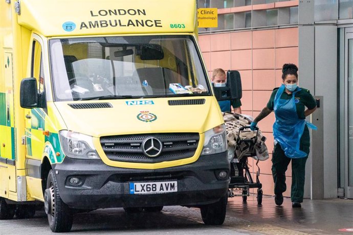 Un ambulancia en Londres, la capital de Reino Unido, durante la pandemia de COVID-19. 