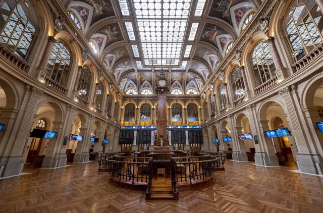 Vista del interior del Palacio de la Bolsa, en la última sesión bursátil del año, a 30 de diciembre de 2021, en Madrid, (España). 