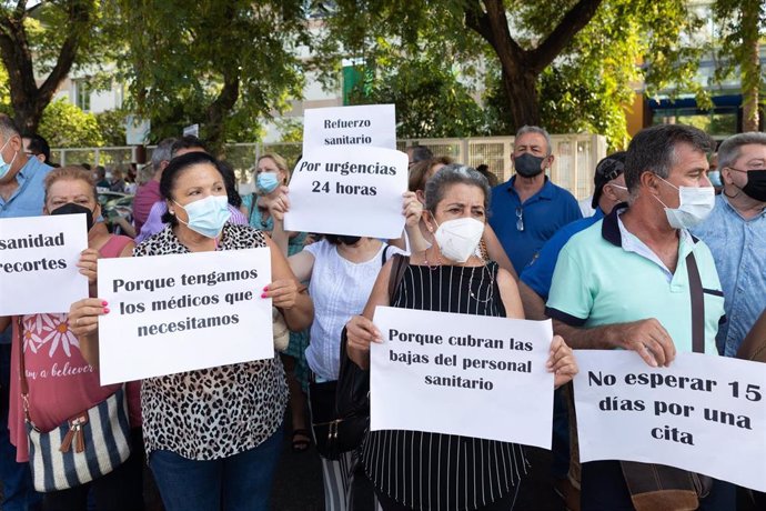 Archivo - Protesta ante la Consejería de Salud protagonizada por vecinos de los municipios del distrito sanitario Sevilla Norte, en imagen de archivo.