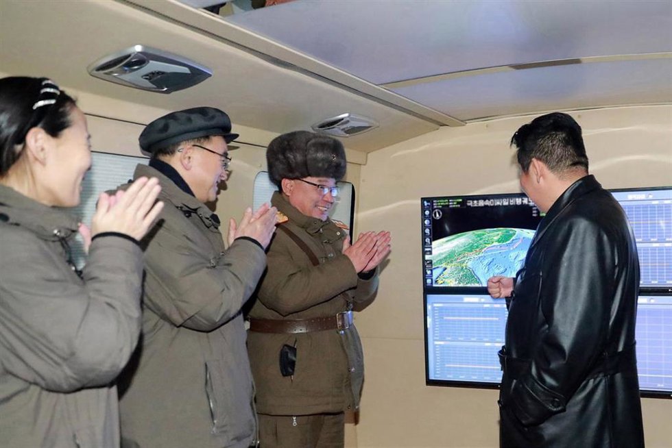 Kim Jong Un supervisa el lanzamiento de un misil