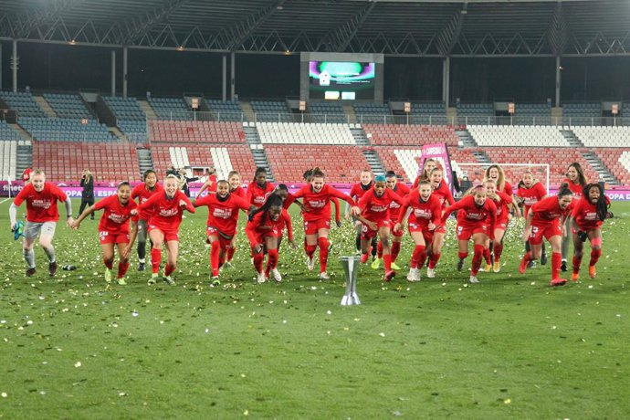 Archivo - Players of Atletico de Madrid celebrate the victory with the trophy of Champions after the Supercopa de Espana Femenina, Final match, played between Levante UD and Atletico de Madrid at Municipal de Los Juegos Mediterraneos stadium on January 