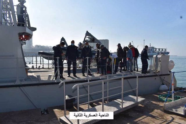 Efectivos de la Guardia Costera de Algeria llevan a tierra a varias personas que intentaban cruzar en patera a España.