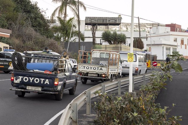 Varios vehículos circulan el mismo día en que han permitido el regreso a los domicilios de evacuados por la erupción del volcán