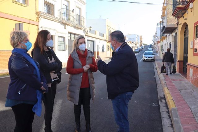 La alcaldesa de Alcalá visita las obras en el barrio de Los Cercadillos.