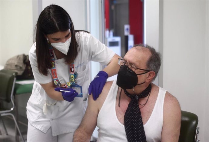 Archivo - Una sanitaria inocula la primera dosis de la vacuna Pzifer a un anciano