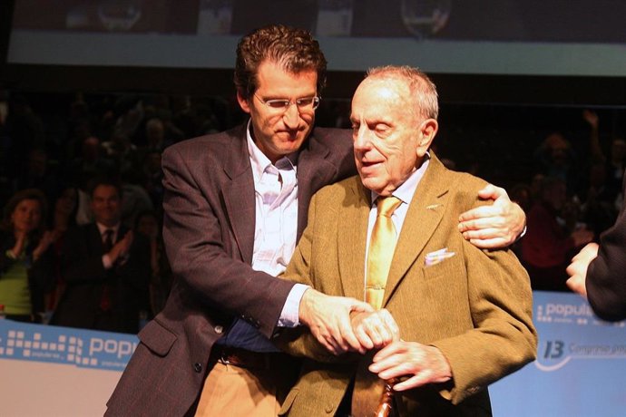 Archivo - Imagen del líder del PPdeG, Alberto Núñez Feijóo, con Manuel Fraga difundida por el PP gallego a través de Twitter