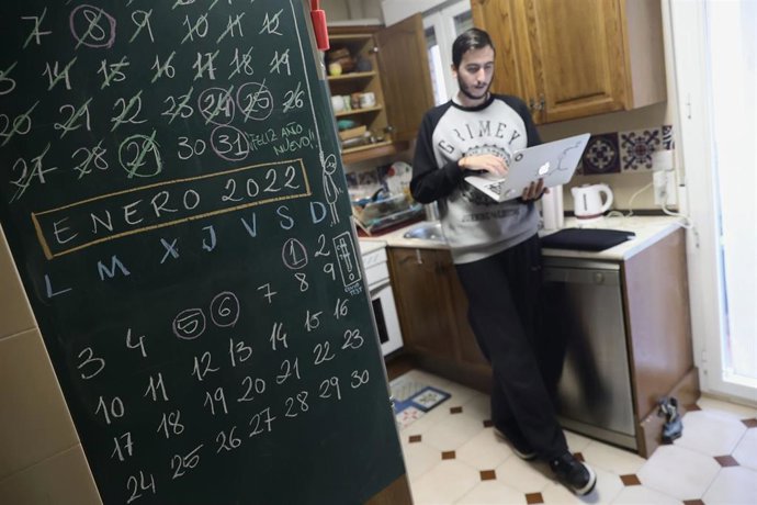 Una persona teletrabaja en la cocina de su domicilio, en una imagen de archivo.