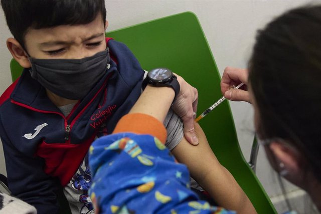 Un niño recibe una dosis de la vacuna contra el Covid-19, en el Hospital La Paz