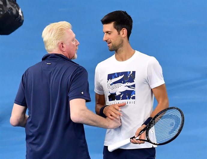 Archivo - Boris Becker habla con Novak Djokovic durante un entrenamiento en una foto de archivo
