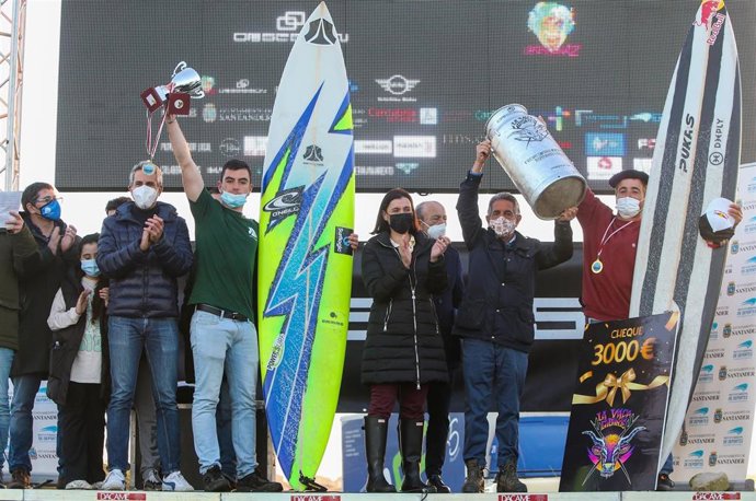 Entrega de premios de la Vaca Gigante, que ha ganado el surfista vizcaíno Natxo González
