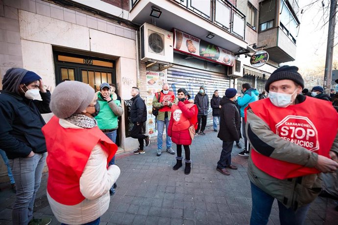 Vecinos y miembros del Sindicato Vivienda Carabanchel acuden al domicilio de José Manuel, el día en que iba a ser desahuciado con su mujer.