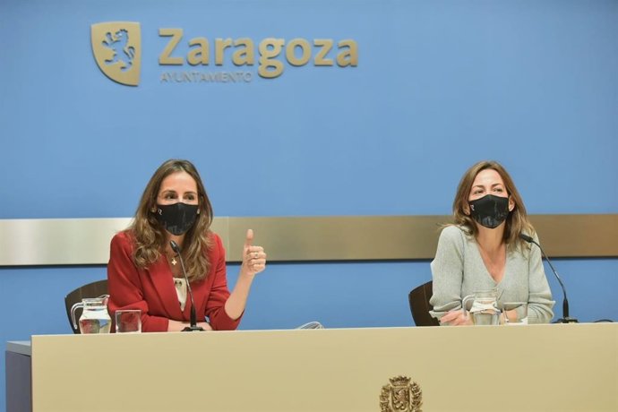 La consejera de Presidencia, Hacienda e Interior del Ayuntamiento de Zaragoza, María Navarro, y la de Servicios Públicos y Movilidad, Natalia Chueca.