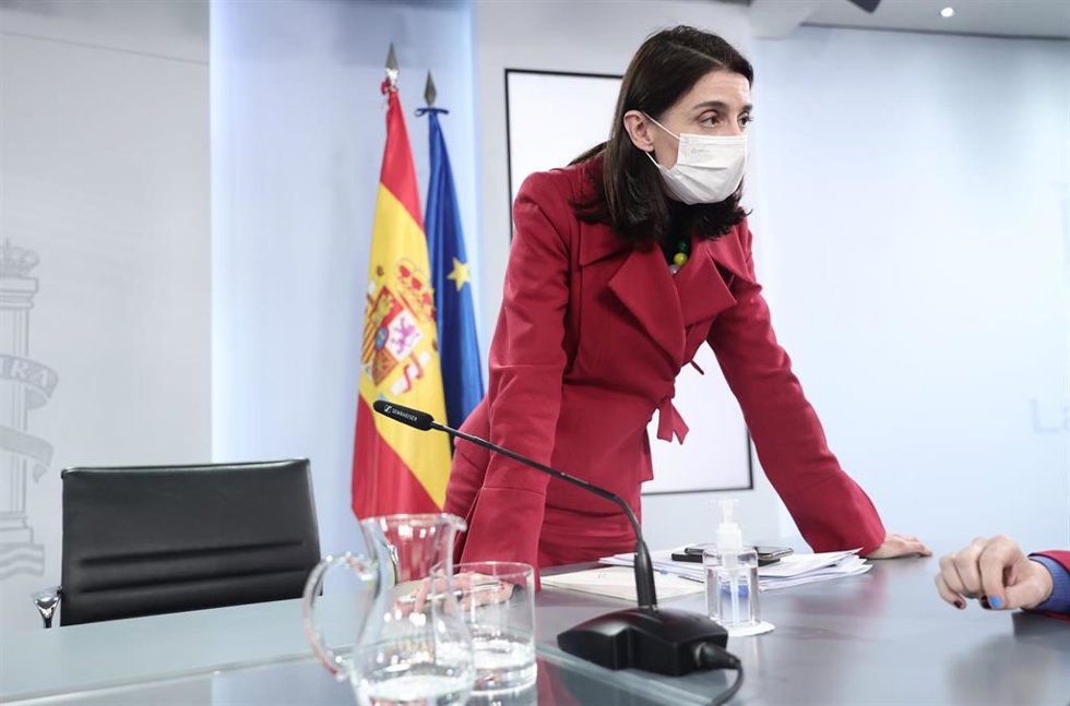 La ministra de Justicia, Pilar Llop, conversa con los periodistas tras una rueda posterior a una reunión del Consejo de Ministros, en el Palacio de Moncloa, a 21 de diciembre de 2021, en Madrid, (España). Durante la comparecencia han informado de los ac