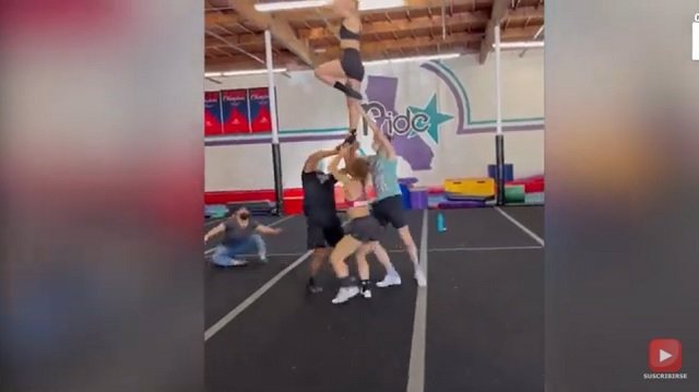 Esta madre intentó ayudar a su hija en una acrobacia pero salió mal