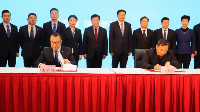 Dr. Kevin Wu, Ascend's managing director and SVP for Asia, and Mr. Zhao Houfeng, director of the management committee for Xuwei New Area, sign an agreement for Ascend's new HMD plant in China.
