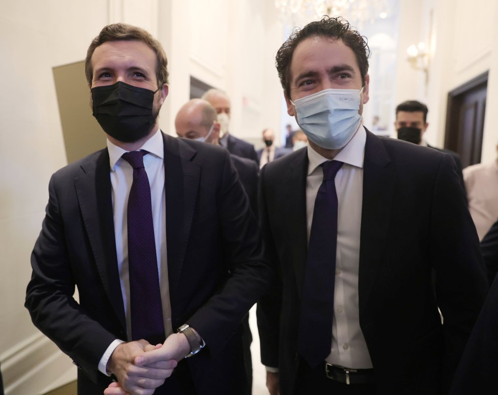 El presidente del PP, Pablo Casado (i) y el secretario general del Partido Popular, Teodoro García Egea (d), a su llegada a un desayuno Fórum Europa