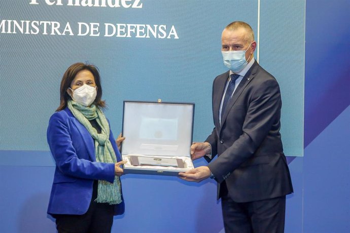 El presidente de la Confederación de Empresarios de Pontevedra (CEP), Jorge Cebreiros, entrega la medalla de la organización a la ministra Margarita Robles, en un acto, en Vigo, en el que también se premió a la Unidad Militar de Emergencias.