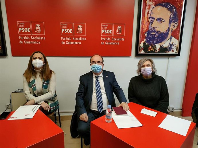 El ministro Miquel Iceta (centro) en la sede del PSOE de Salamanca junto a la vicesecretaria general del PSOECyL, Virginia Barcones (izq), y la vicesecretaria general del PSOE de Salamanca, Elena Diego (drcha)