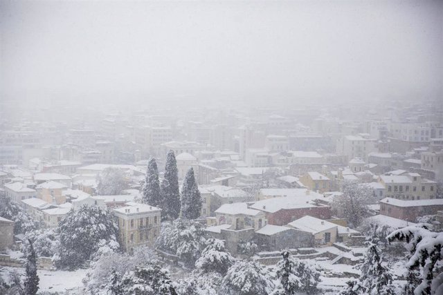 Archivo - Imagen de archivo de nieve sobre la capital de Grecia, Atenas