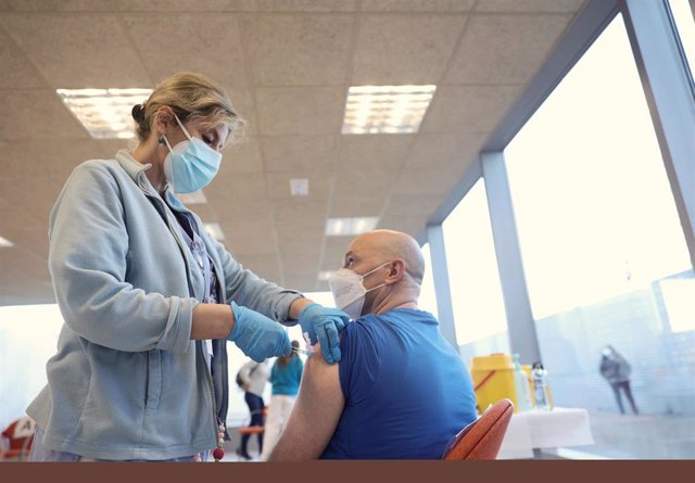 Una enfermera inyecta la vacuna contra el Covid-19, en el Hospital Infanta Sofía,