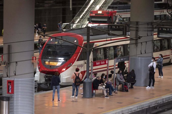 Archivo - Un gran número de pasajeros espera la llegada de trenes en la estación de Madrid - Puerta de Atocha, a 30 de septiembre de 2021, en Madrid (España). 