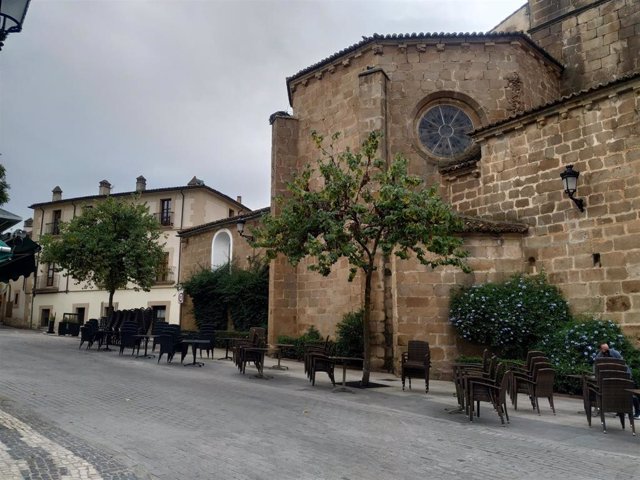 Archivo - Terraza en el entorno de la plaza de San Juan de Cáceres