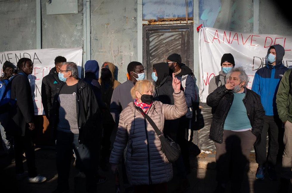 Concentración contra el desalojo de la nave en Badalona (Barcelona) donde vive un centenar de migrantes.