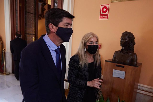 El vicepresidente de la Junta  de Andalucía, Juan Marín,  con la consejera de Cultura, Patricia del Pozo, antes de la  toma de posesión de Antonio Muñoz como nuevo alcalde de la ciudad a 03 de enero del 2022 en  el Ayuntamiento de Sevilla (Andalucía)